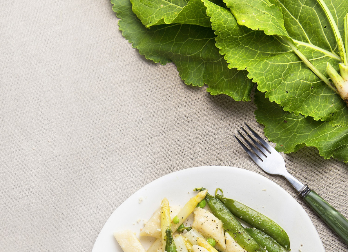 Kluski leniwe ze szparagami, groszkiem i chrzanem