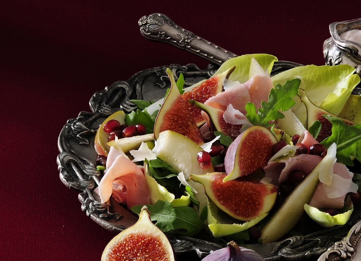 Sałatka z szynką, gruszkami, figami i granatem