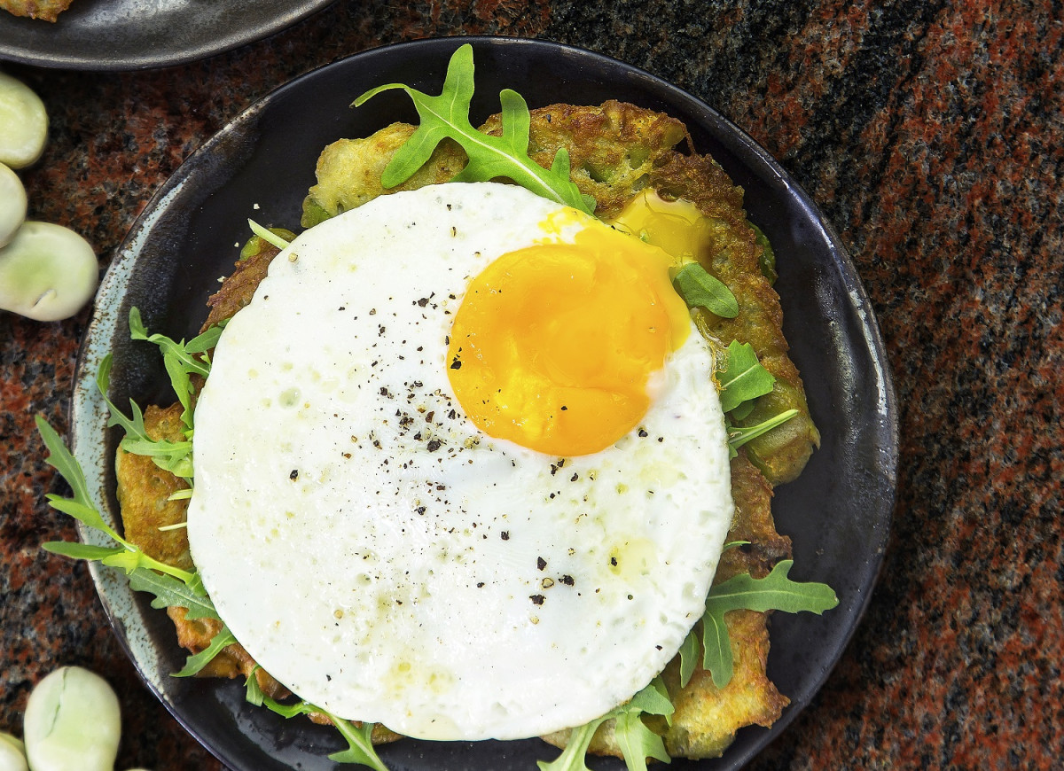 Placki ziemniaczane podawane z rukolą i jajkiem sadzonym