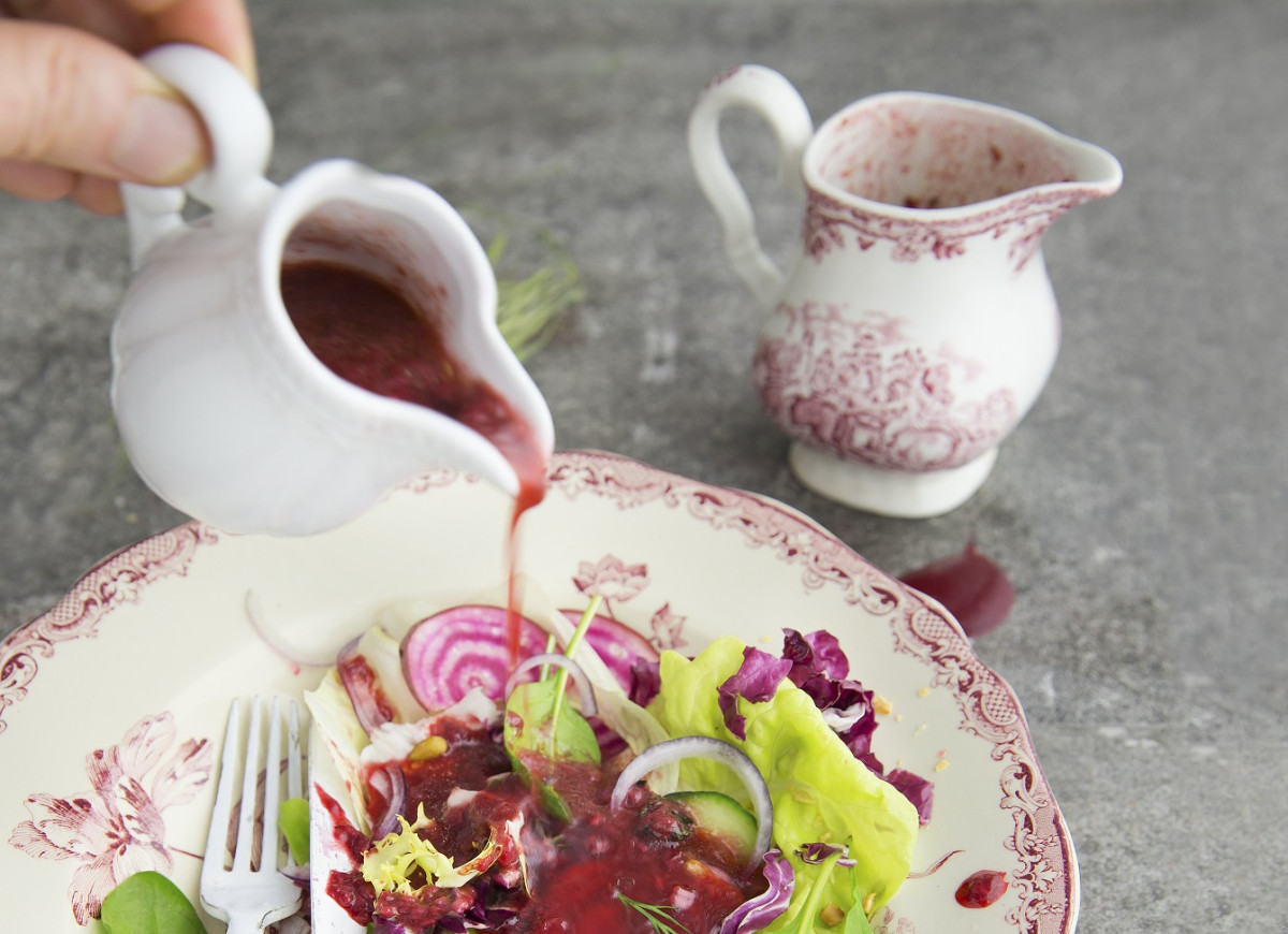 Sałatka z burakami i sosem malinowym