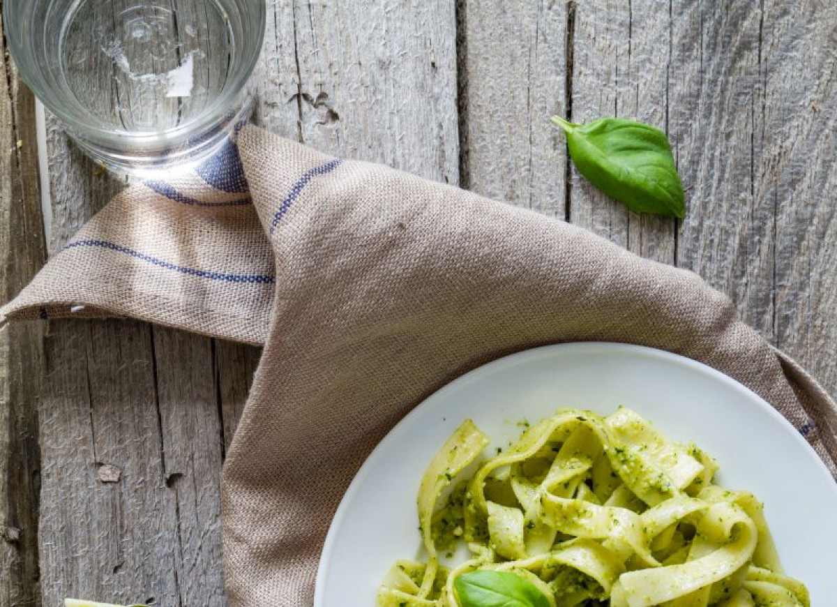 Tagliatelle z serowym pesto bazyliowym