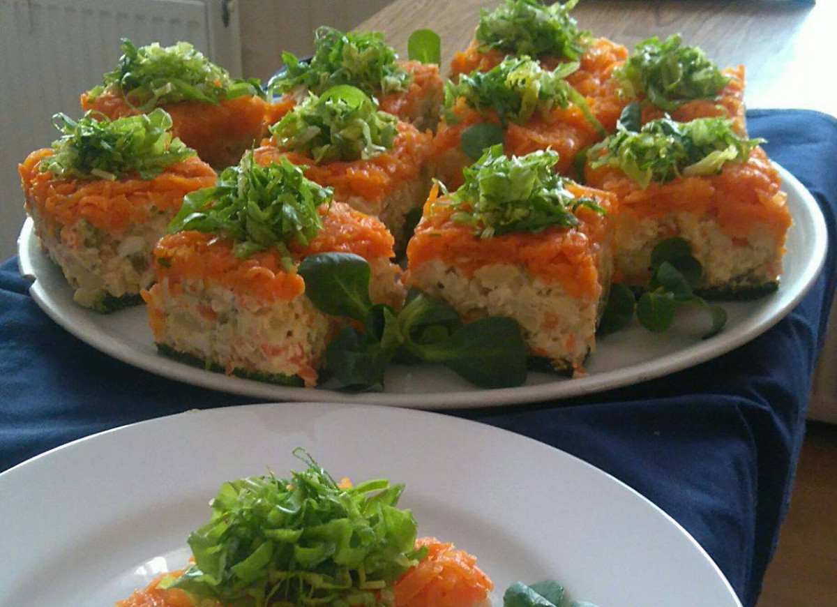 Sałatka na szpinakowym biszkopcie