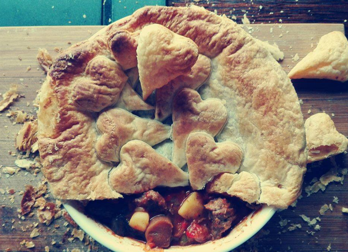 Gulasz pod ciastem francuskim