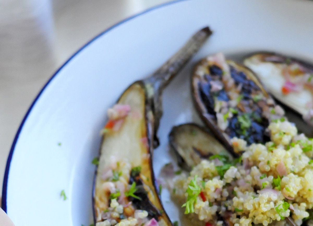 Bakłażan z reliszem sambal matah i jasną komosą ryżową