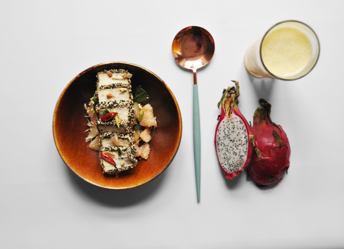 To-fu marynowane w sosie sojowym z sezamem, pomelo i chilli + lemoniada z marakui