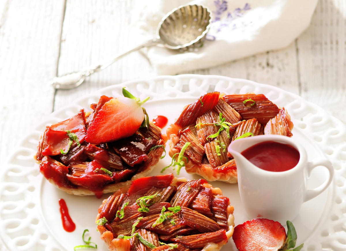 Rabarbarowe tartaletki z truskawkowym coulis