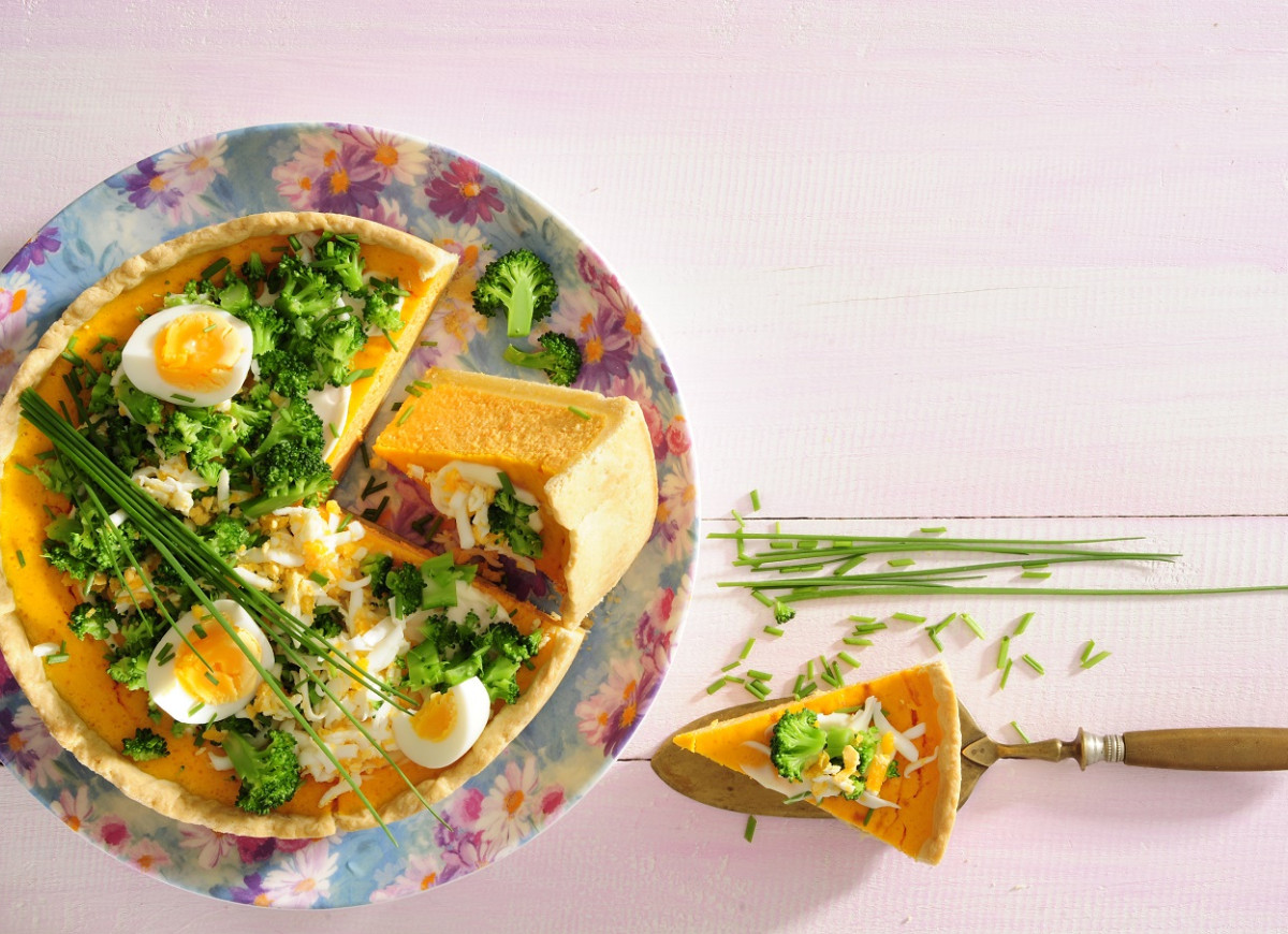 Sernik marchewkowy z siekanym jajem, szczypiorem i brokułem