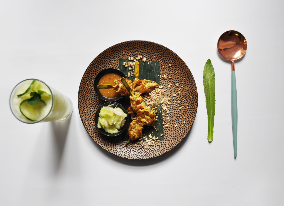 Satay - marynowany kurczak z sosem orzechowym  + lemoniada ogórkowa