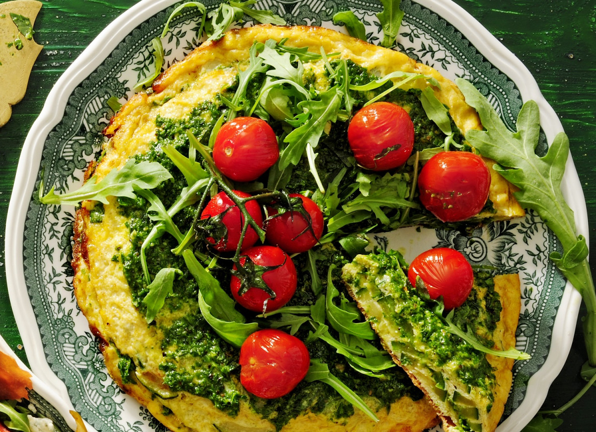 Tortilla z cukinią, pesto i rukolą