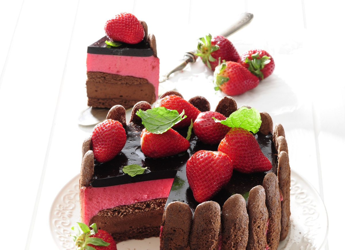 Czekoladowa charlotte z truskawkami