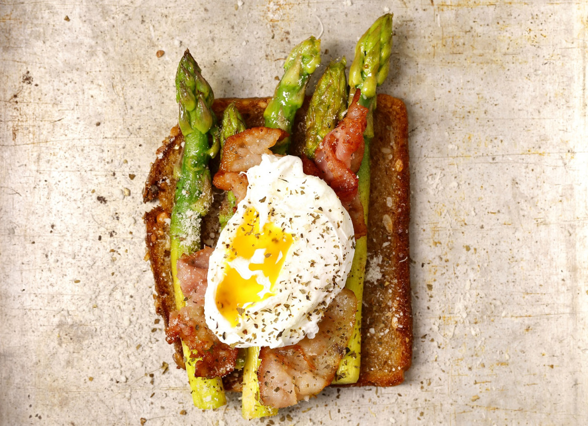 Tosty ze szparagami jajkiem