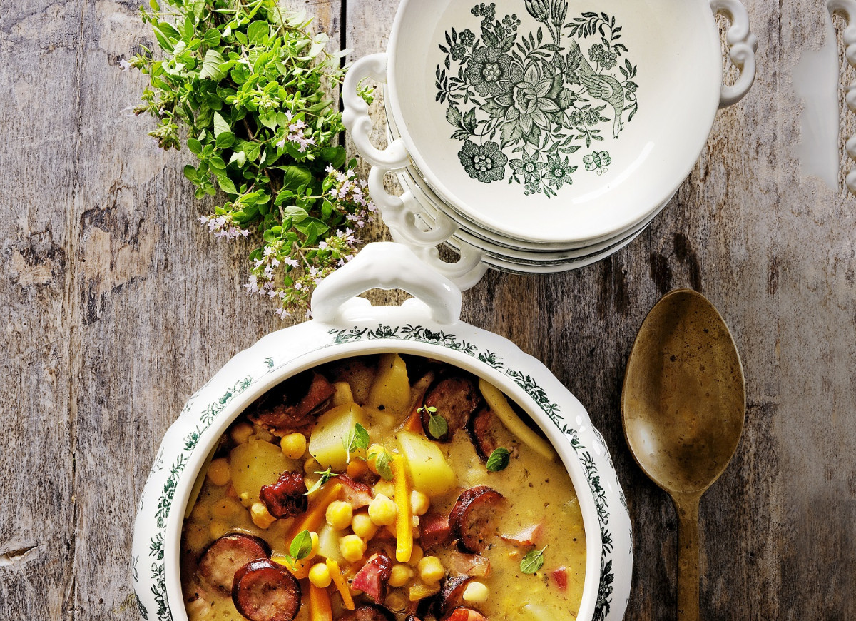 Zupa z ciecierzycą i kiełbasą