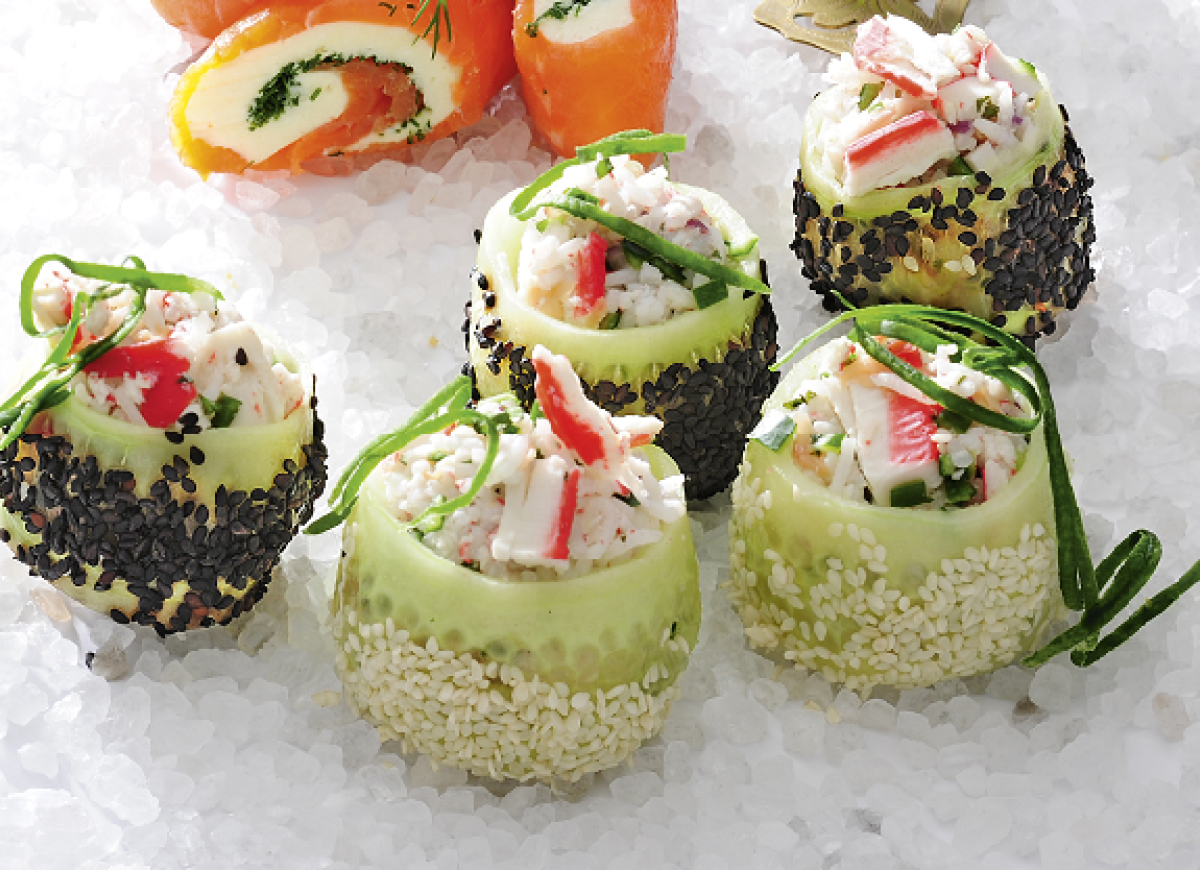 Roladki krabowe w ogórku i sezamie