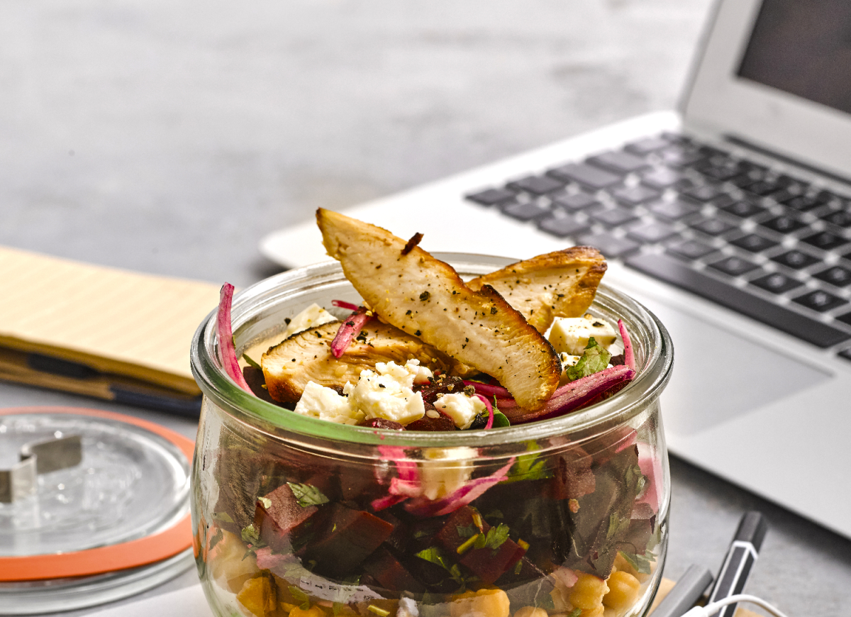 Zakręcona ciecierzyca z burakiem, kurczakiem i fetą