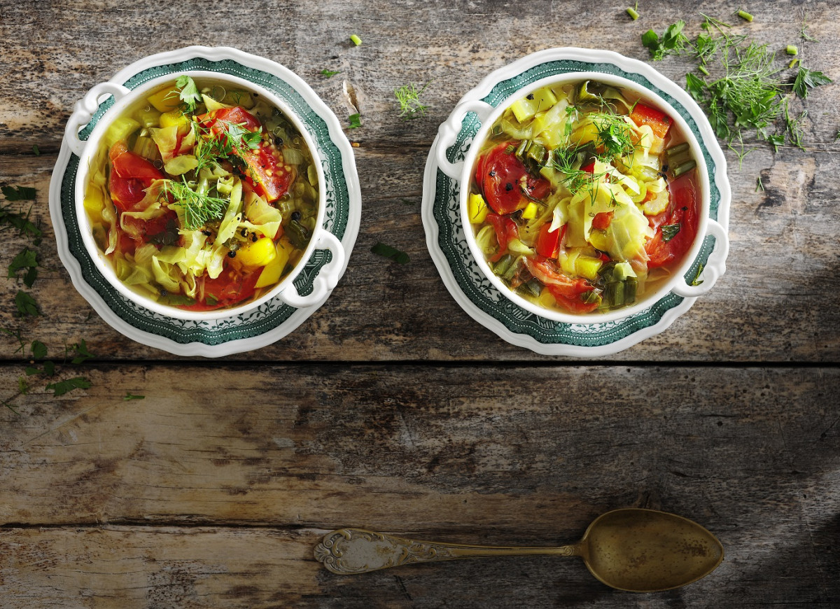 Zupa warzywna z kapustą i papryką