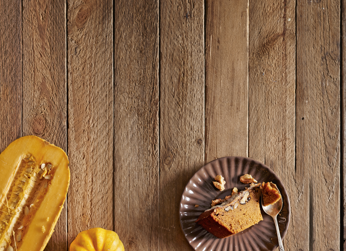 Ucierany placek dyniowy z polewą i orzechami