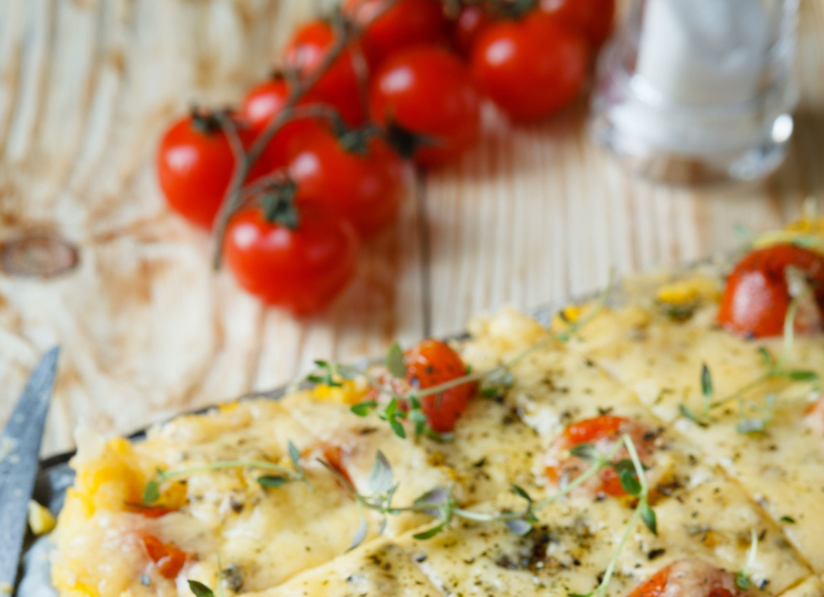 Polenta zapiekana z serem i pomidorkami koktajlowymi