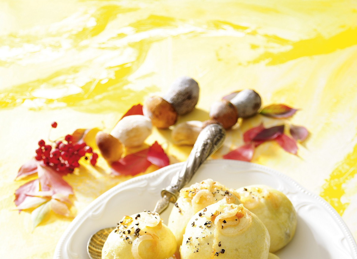 Pyzy drożdżowe (pampuchy) z farszem grzybowym