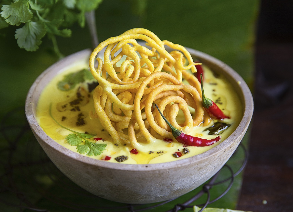 Pikantna zupa z jogurtu z chrupiącymi spiralkami