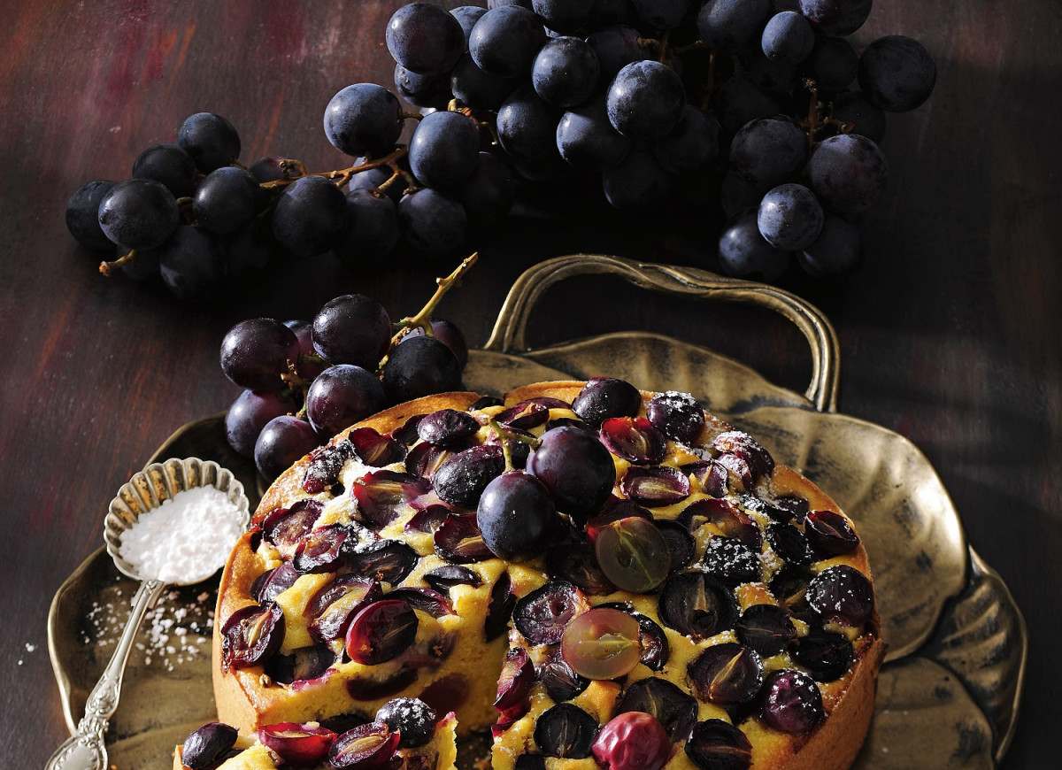 Puszysty placek winogronowy