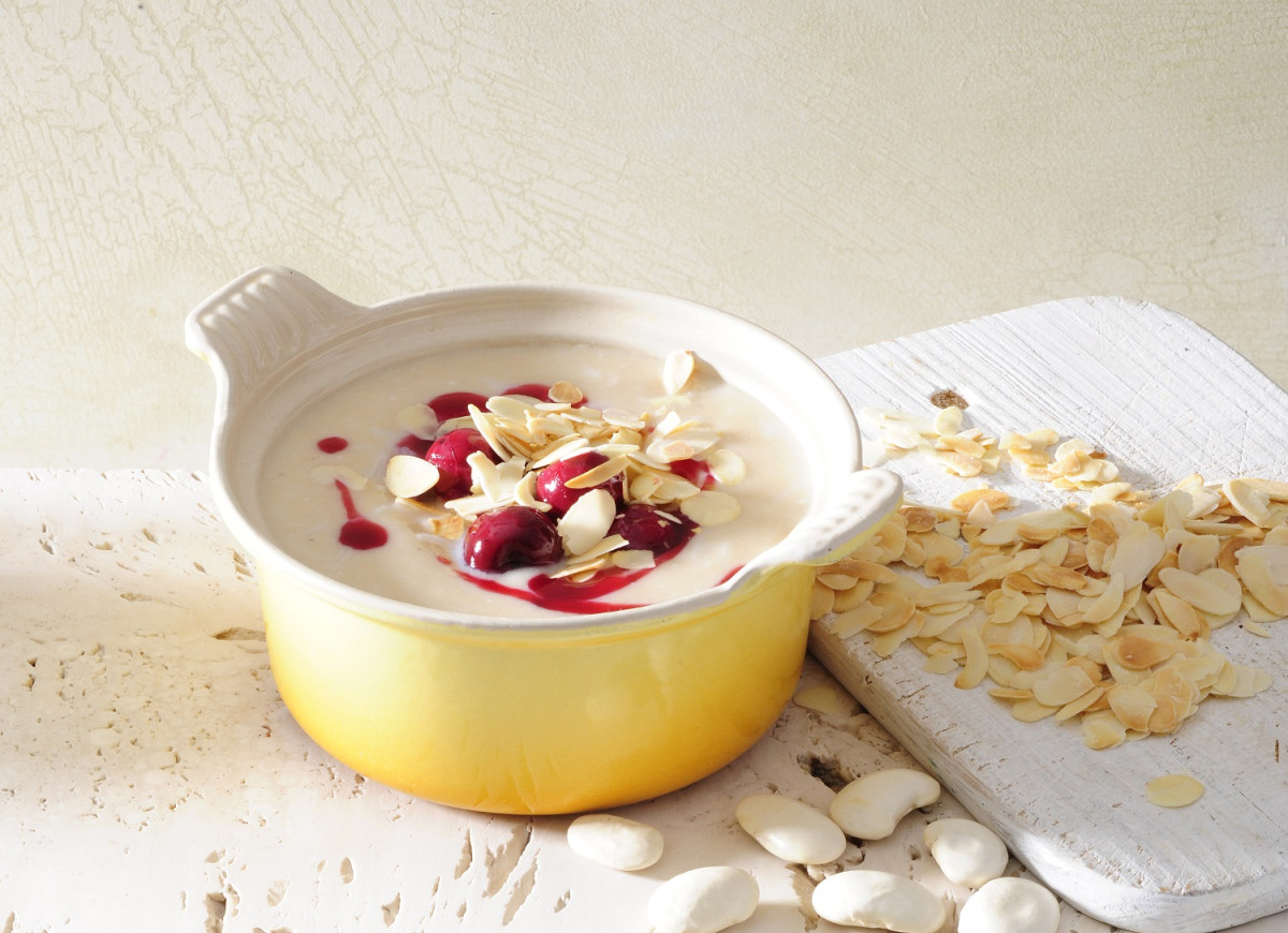 Zupa fasolow ana słodko, z ryżem i wiśniami