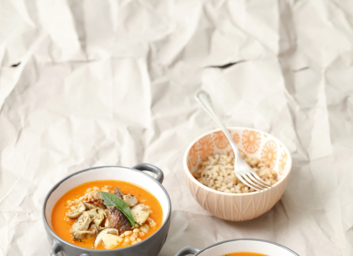 Zupa pomidorowa z borowikami i pęczakiem