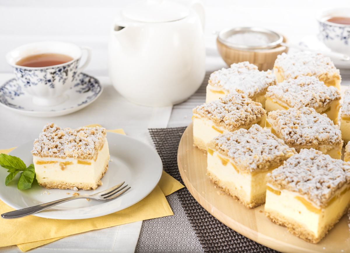 Sernik z brzoskwiniami