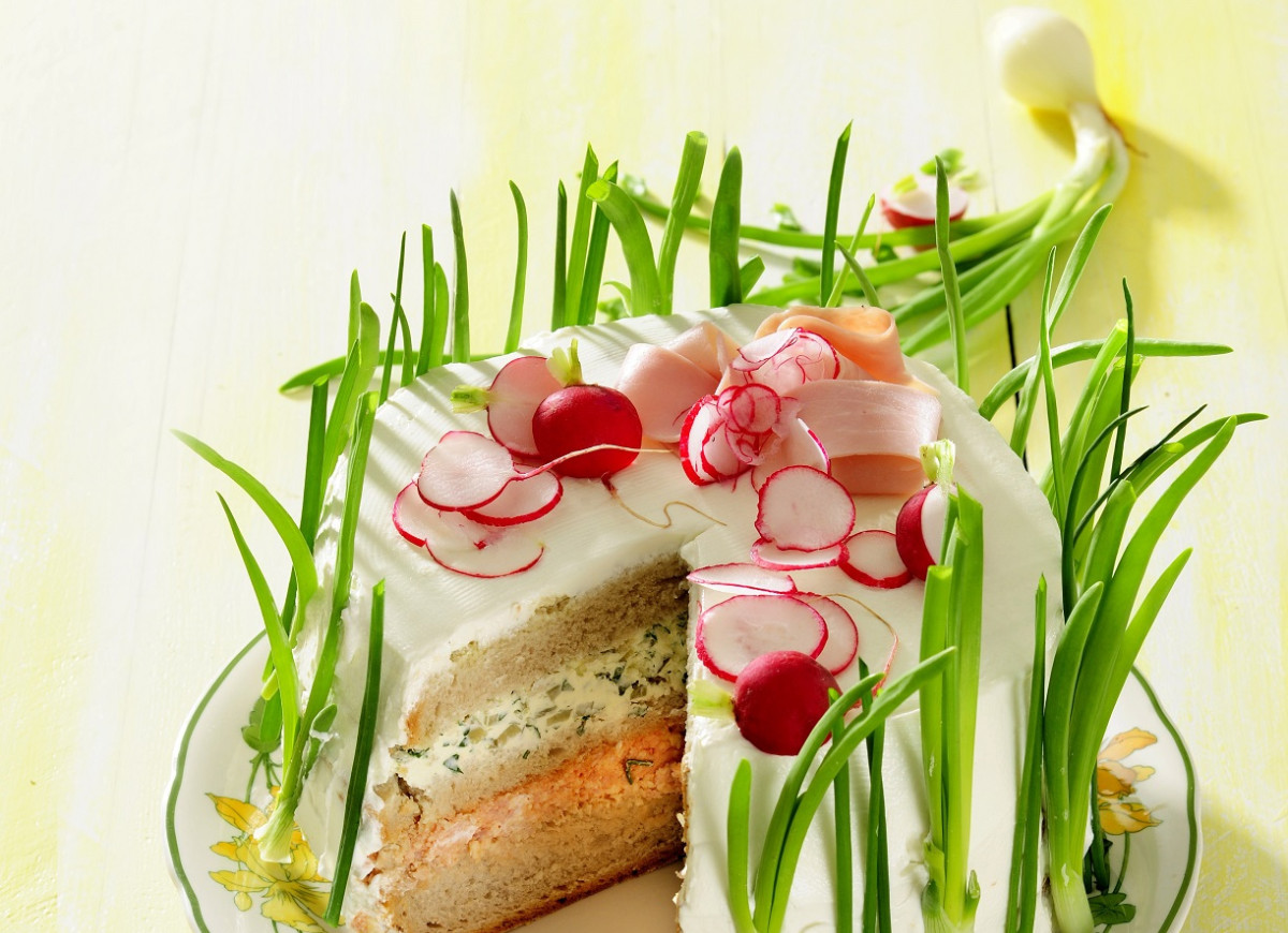 Tort kanapkowy z pastą szynkowo-serową i ziołową