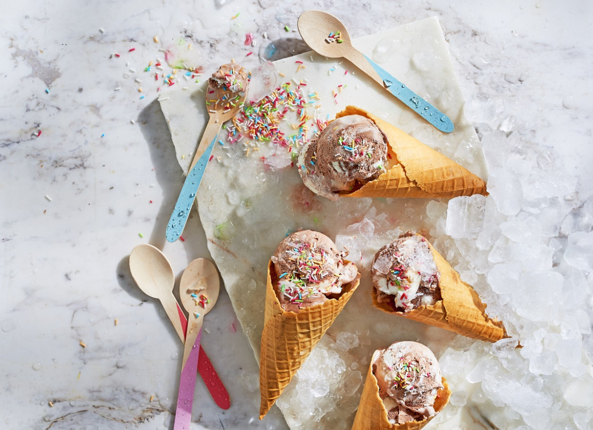 Dwukolorowe lody rożki