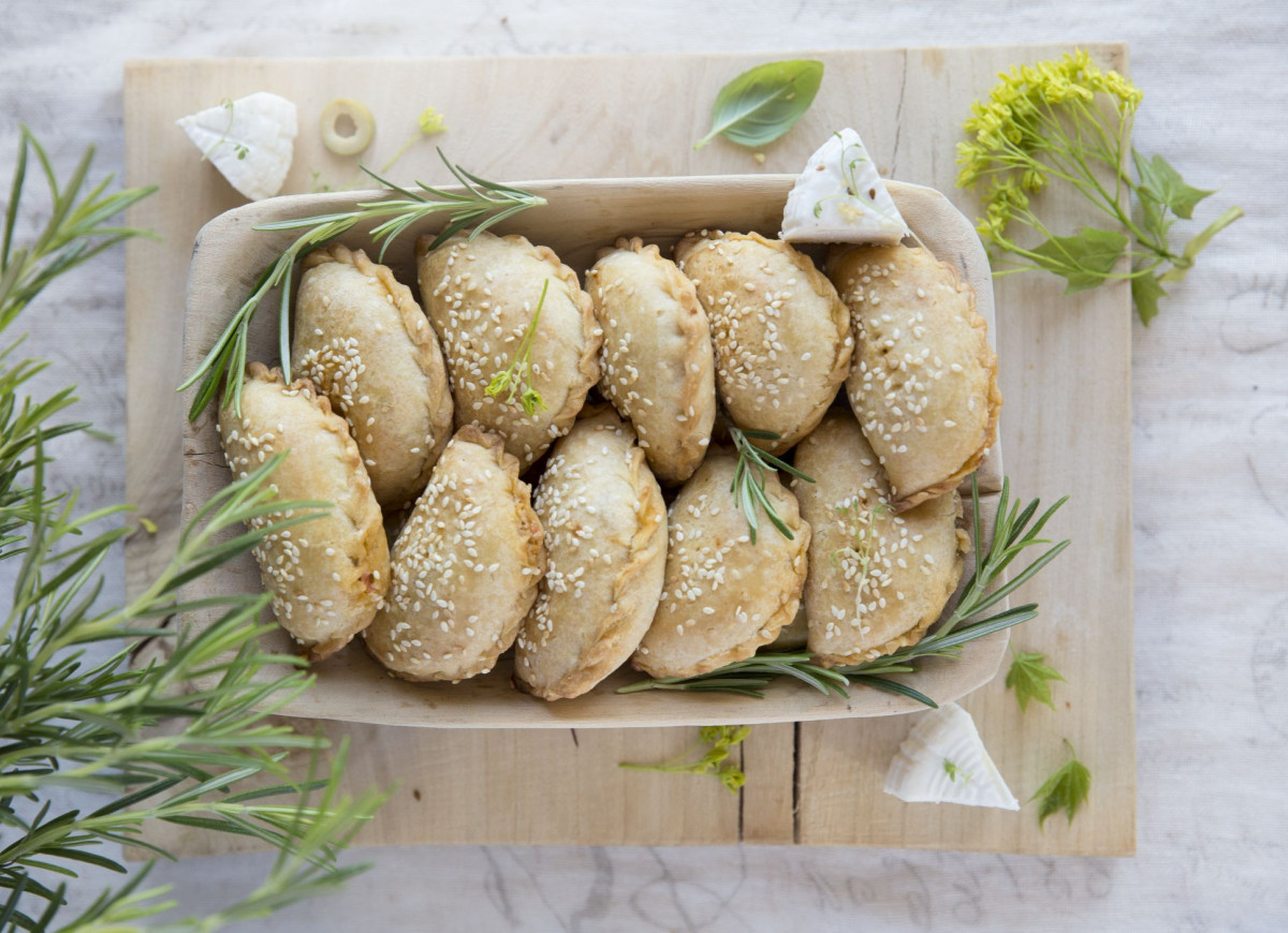 Kruche pieczone pierożki z kozim serem