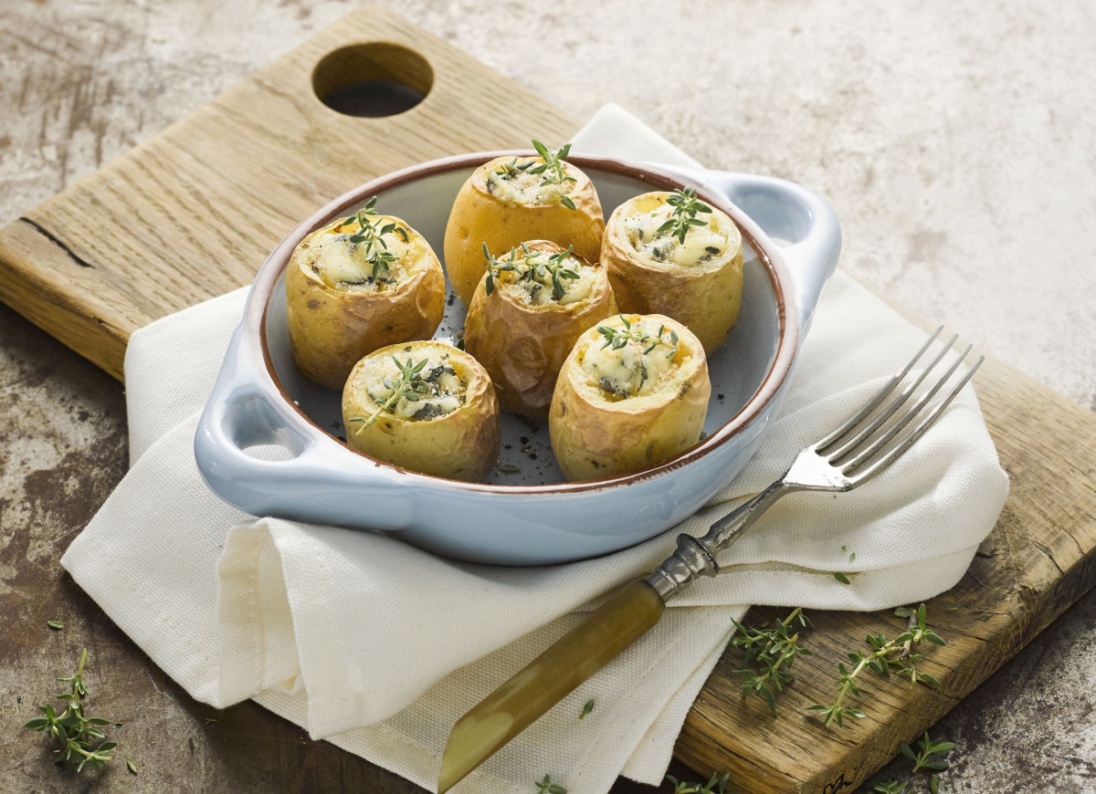 Młode ziemniaki faszerowane kozim serem