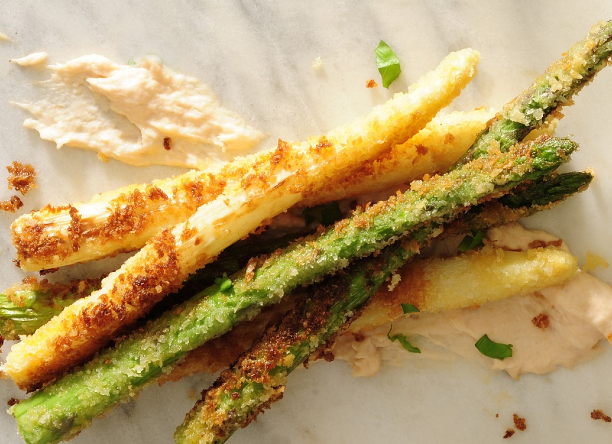 Szparagi w panko na łososiowym kremie