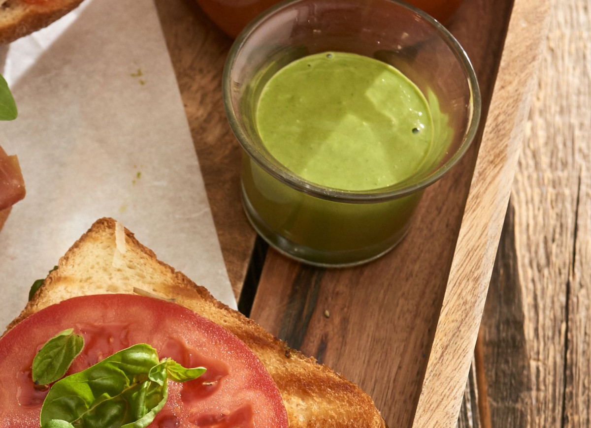 Tosty z domowym pesto i mozzarellą