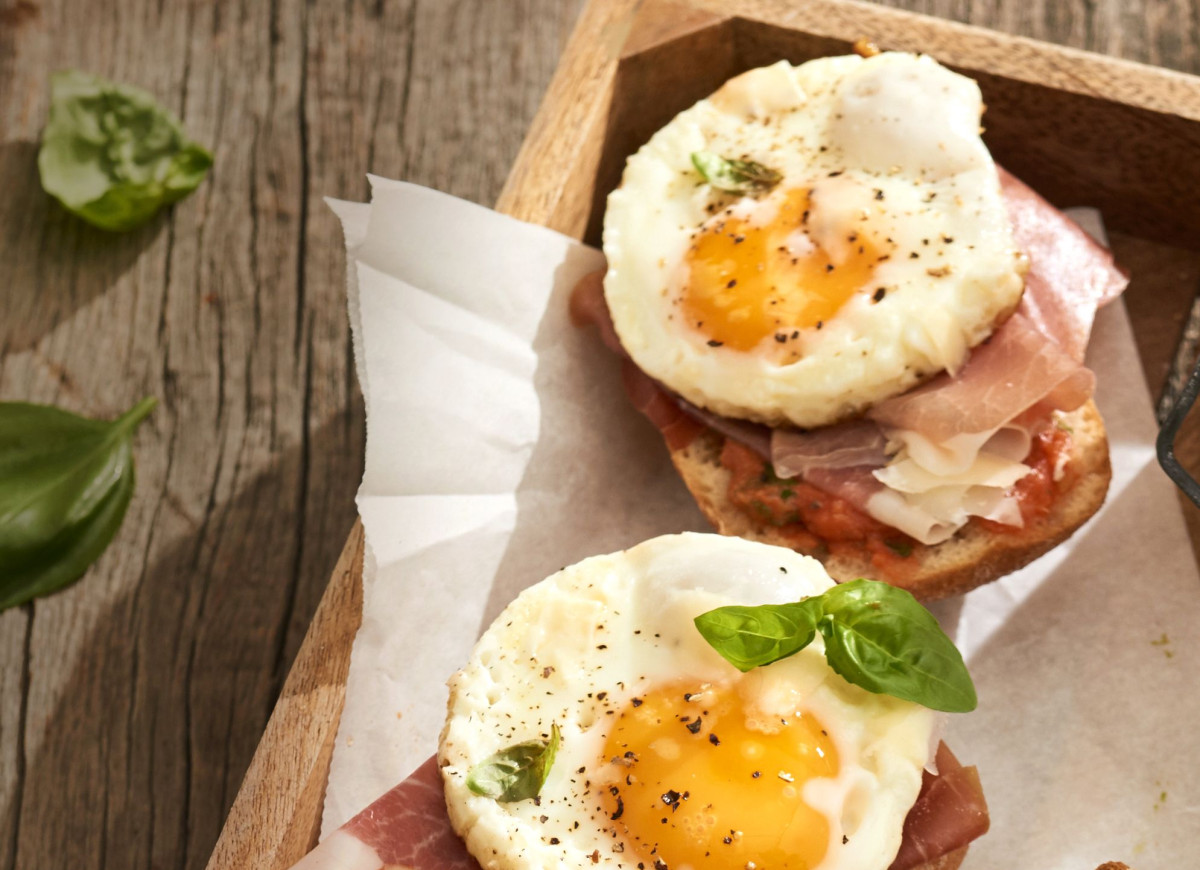 Tosty z sosem marinara i jajkiem