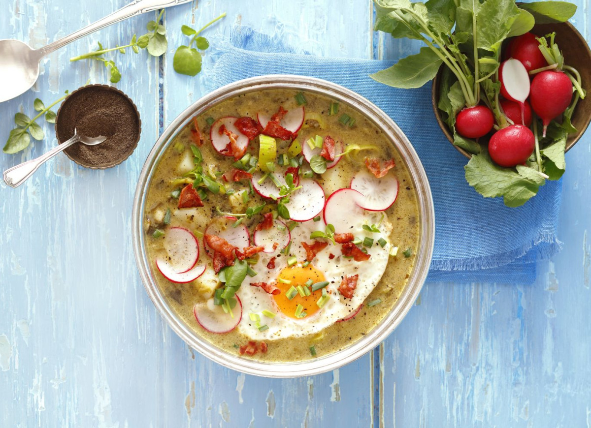 Zupa ziołowa szczawiowa z sadzonym jajkiem
