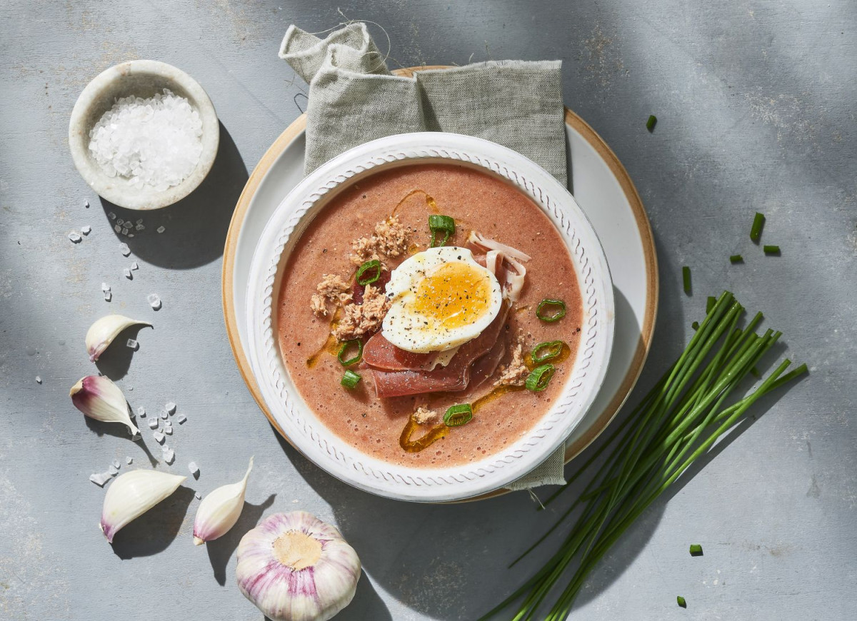 Chłodnik pomidorowy z jajkami i tuńczykiem