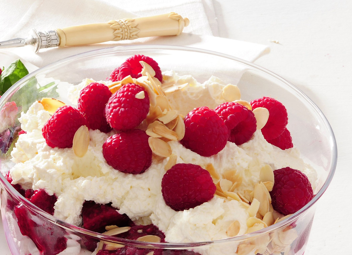 Deser bezowy z malinami