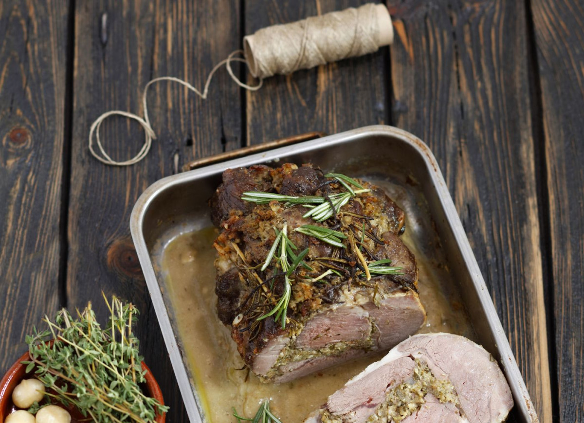 Pieczeń jagnięca faszerowana ziołami i orzechami makadamia