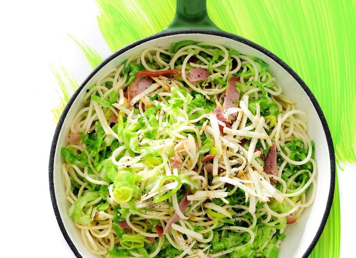 Spaghetti z młodą kapustą, boczkiem i oscypkiem