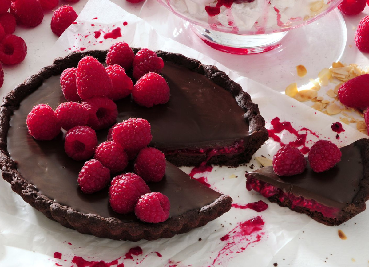 Tarta czekoladowa z malinami