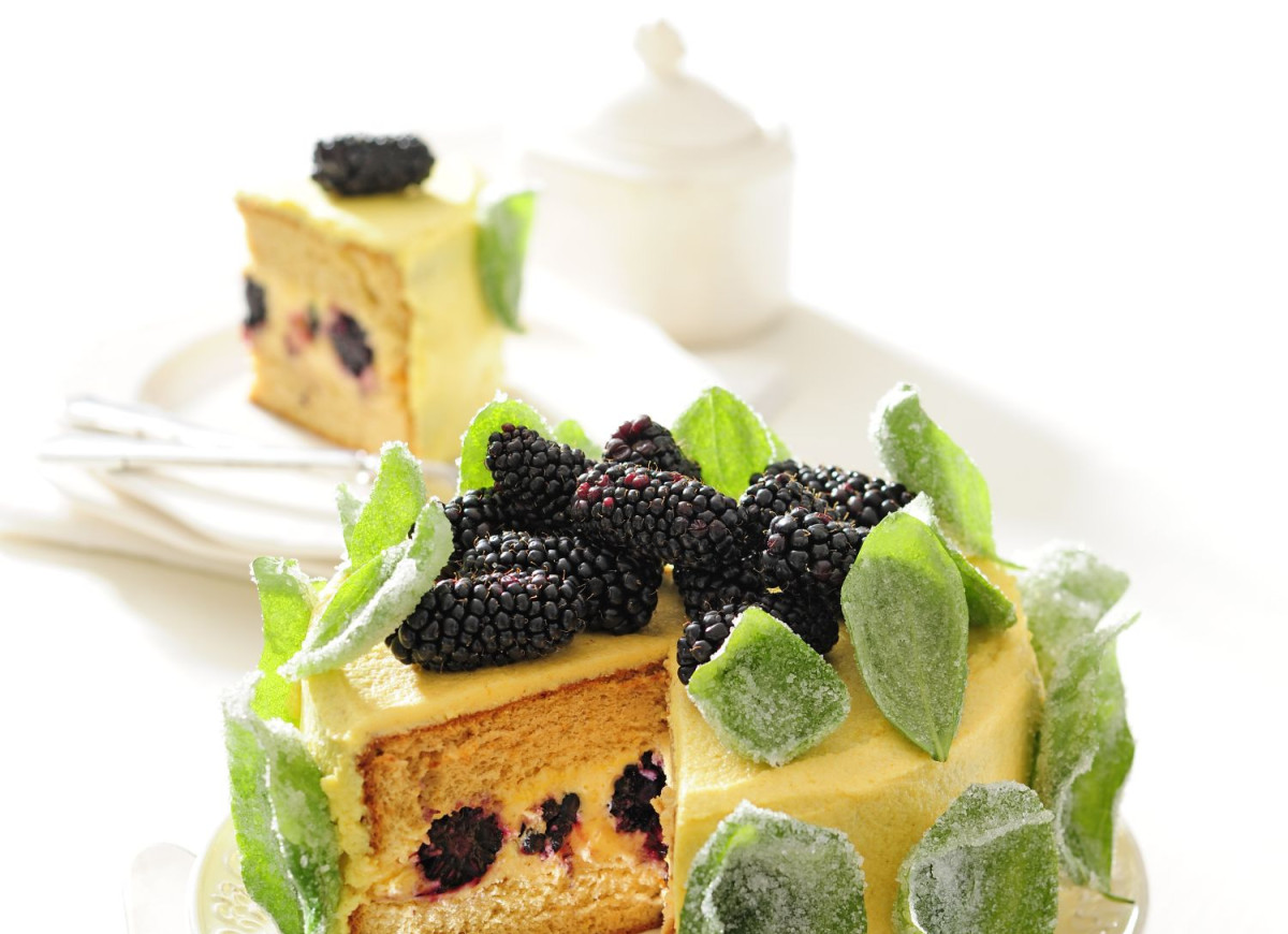 Tort jeżynowo-pomarańczowy z bazylią