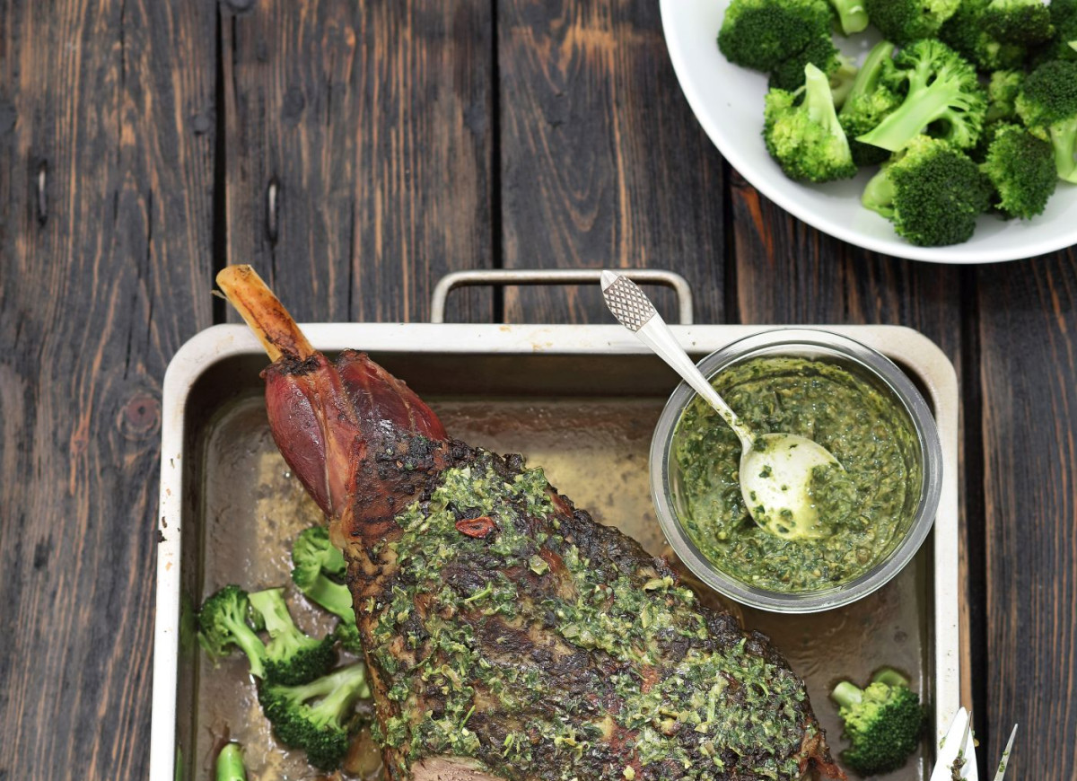 Udziec jagnięcy wolno pieczony z pesto