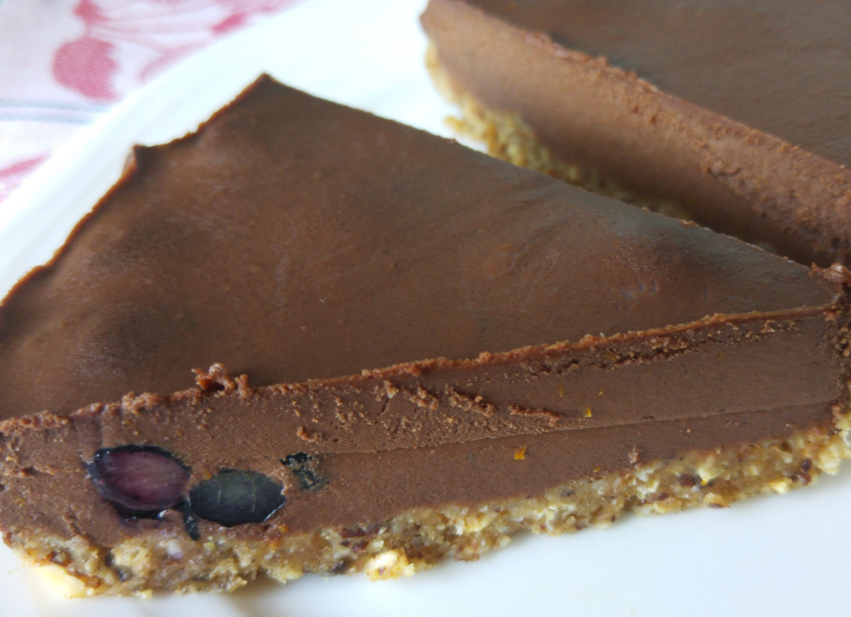 Wegańskie ciasto czekoladowe z nutą pomarańczową i borówkami