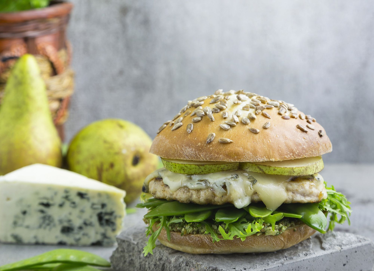 Burger drobiowy z gruszką, gorgonzolą i groszkiem cukrowym