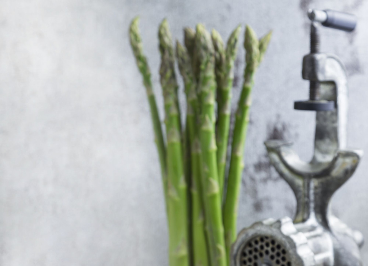 Burger wołowy ze szparagami i jajkiem sadzonym