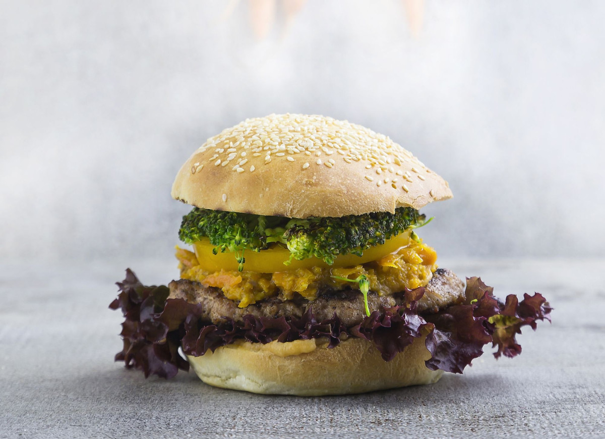 Burger z indyka z brokułem i sałatą
