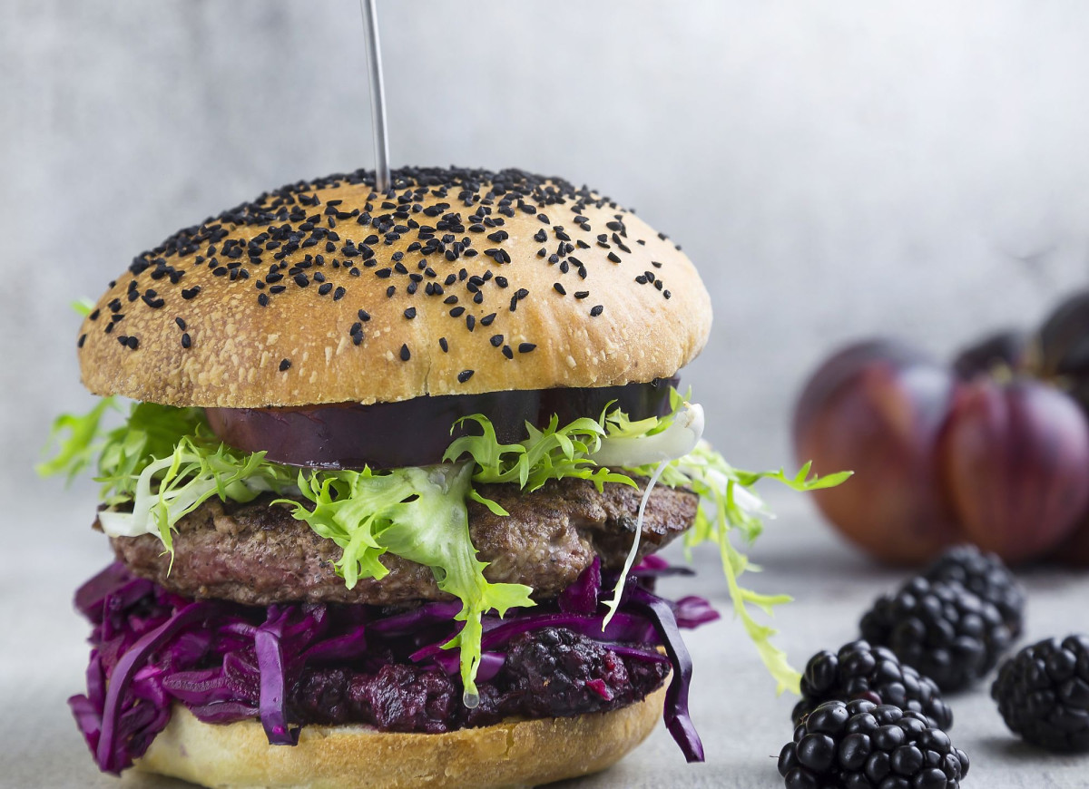 Burger z kaczki z marynowaną czerwoną kapustą