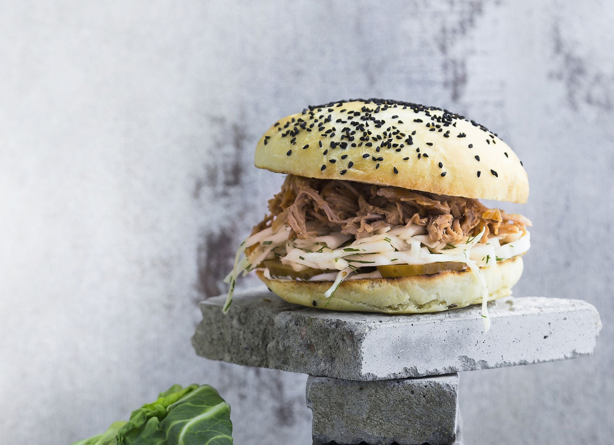 Burger z szarpaną wieprzowiną i ogórkiem kiszonym