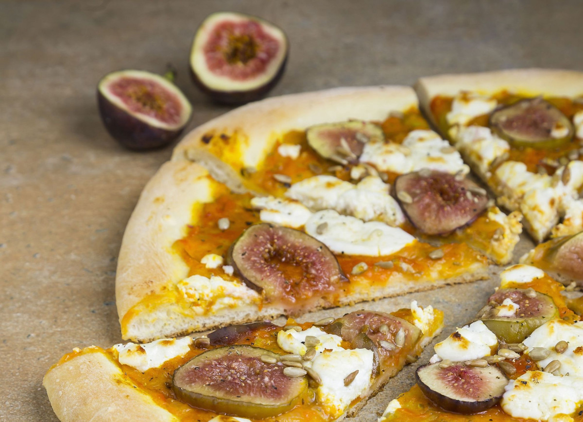 Domowa pizza z figami i serem kozim