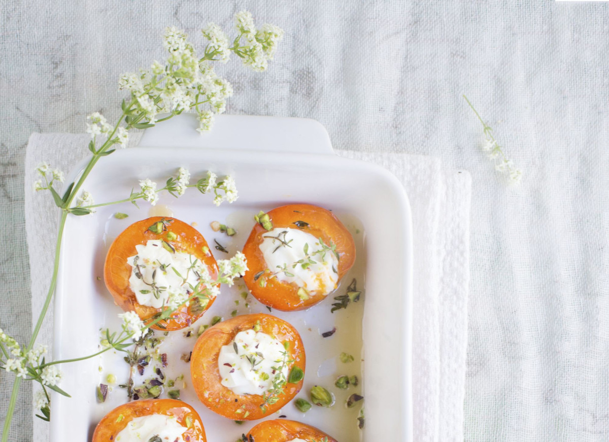 Grillowane morele z kozim serem, tymiankiem i pistacjami